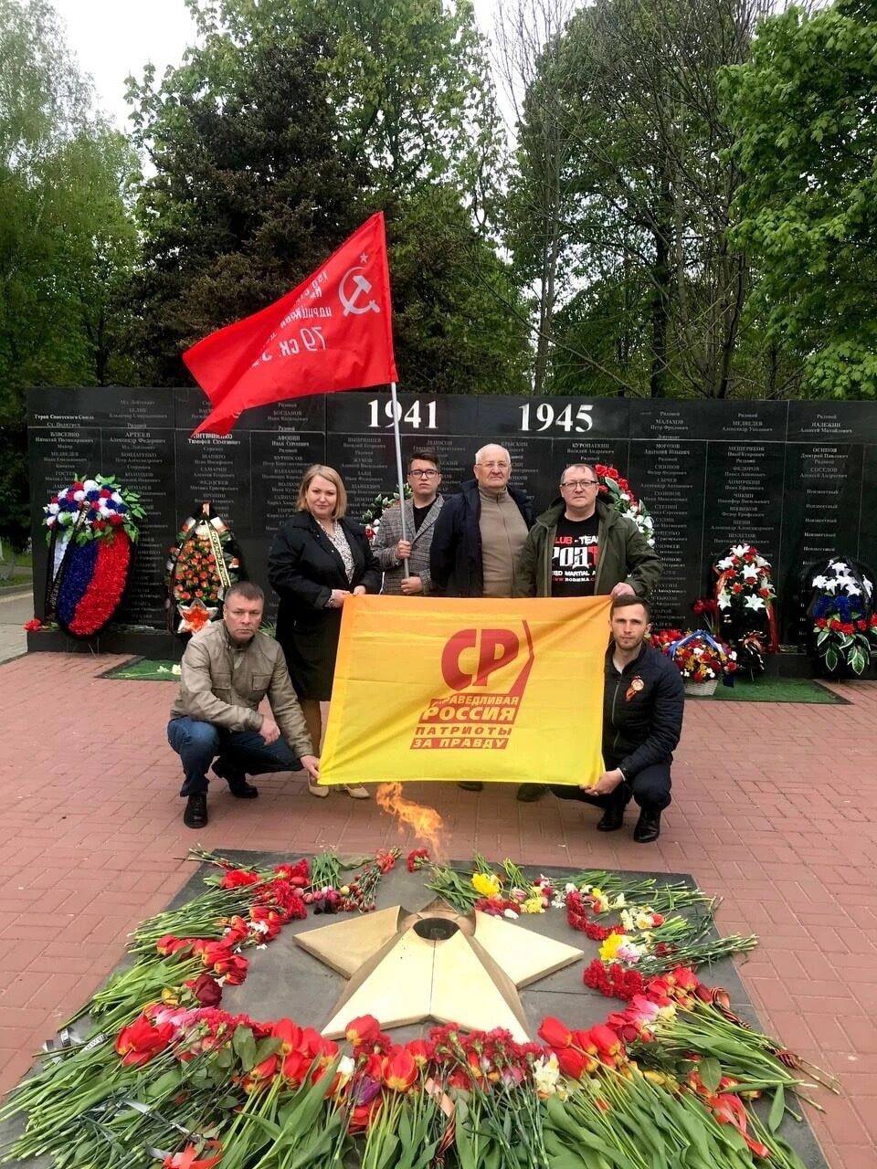 Полки стоят стеной красиво держат строй